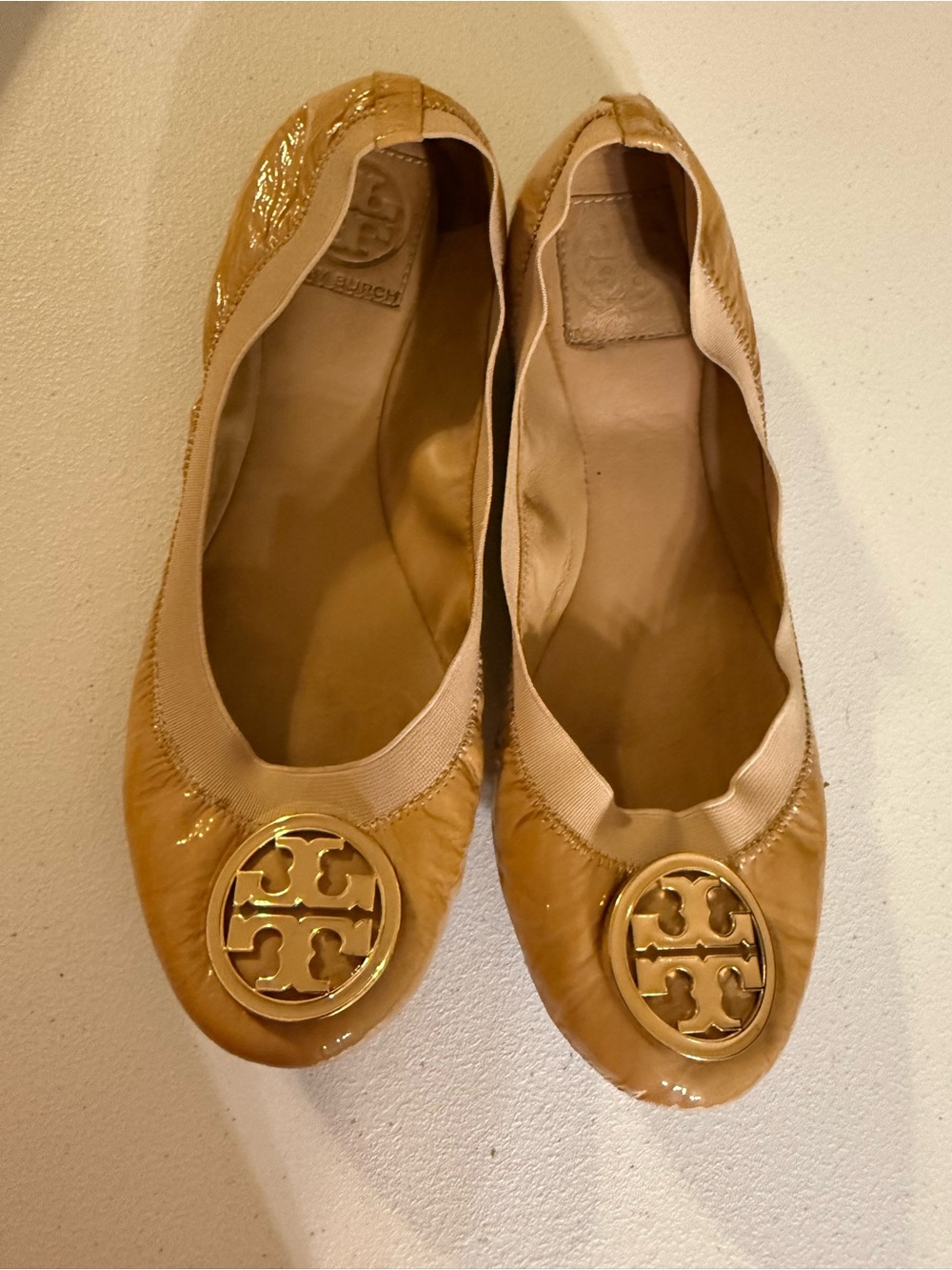 Tory Burch Caroline Ballet Flats Beige Patented Leather Gold/Tan Enamel Logo 8.5